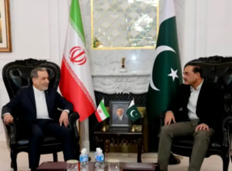 زيارة وزير الخارجية الإيراني إلى باكستان لبحث إنهاء الحرب