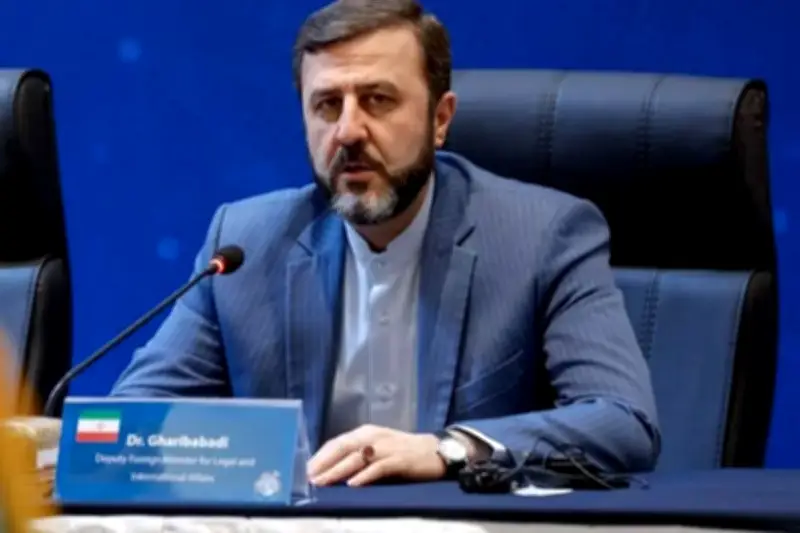 إيران وعُمان تضعان بروتوكولاً لضمان الملاحة الآمنة في مضيق هرمز