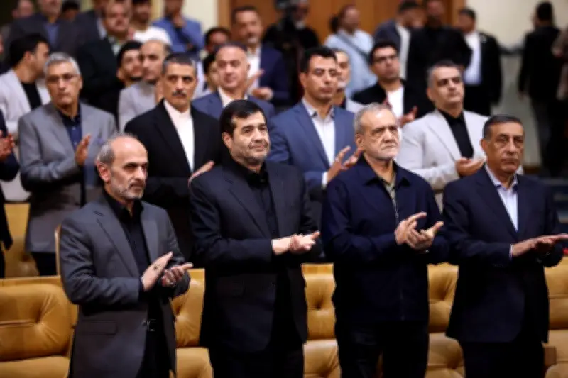 تکریم از دانش‌آموزان شهید میناب در مراسم قهرمان ایران